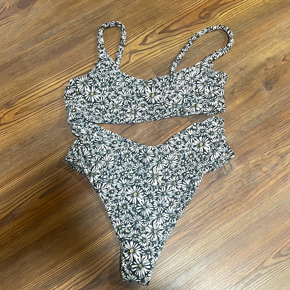 Skatie daisy print bikini new small top and small melly bottom